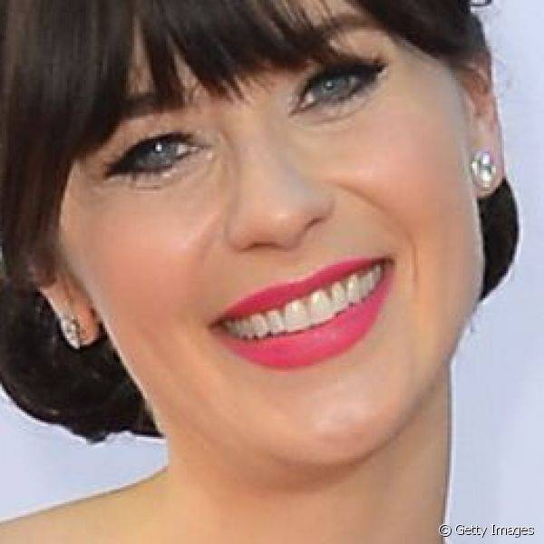 Deslumbrante em um vestido longo azul, Zooey apostou em uma make com ares sessentinha para o Emmy 2012. A bela combinou os olhos delineados com o batom rosa intenso